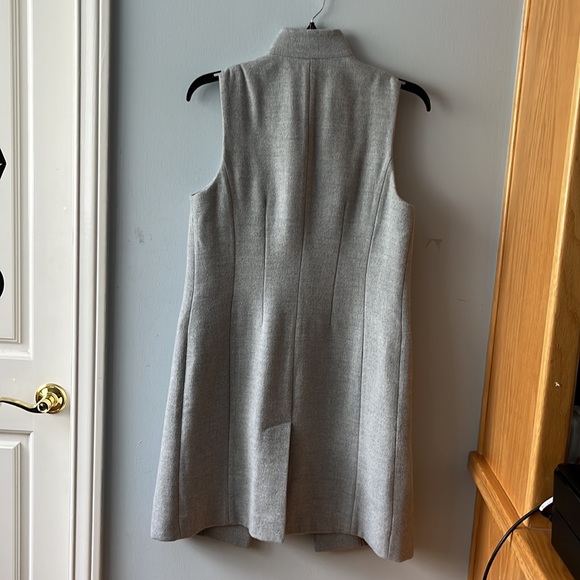 Light gray vest - Picture 3 of 6